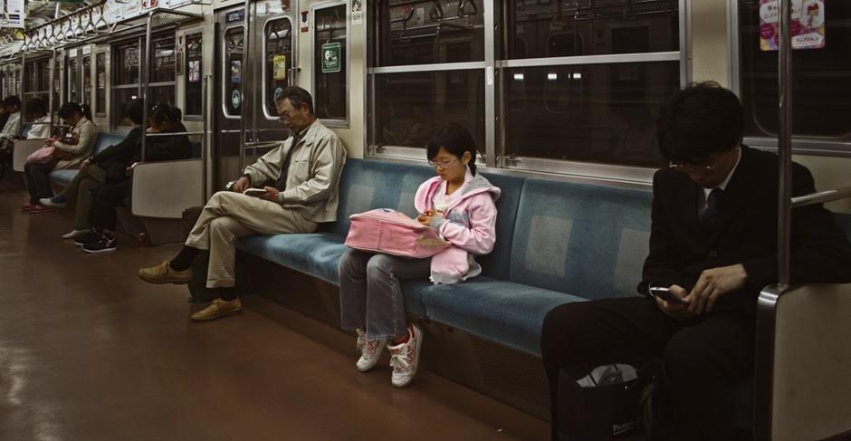 Nu sinh ngoi tren tau dien ngam mot minh.jpg